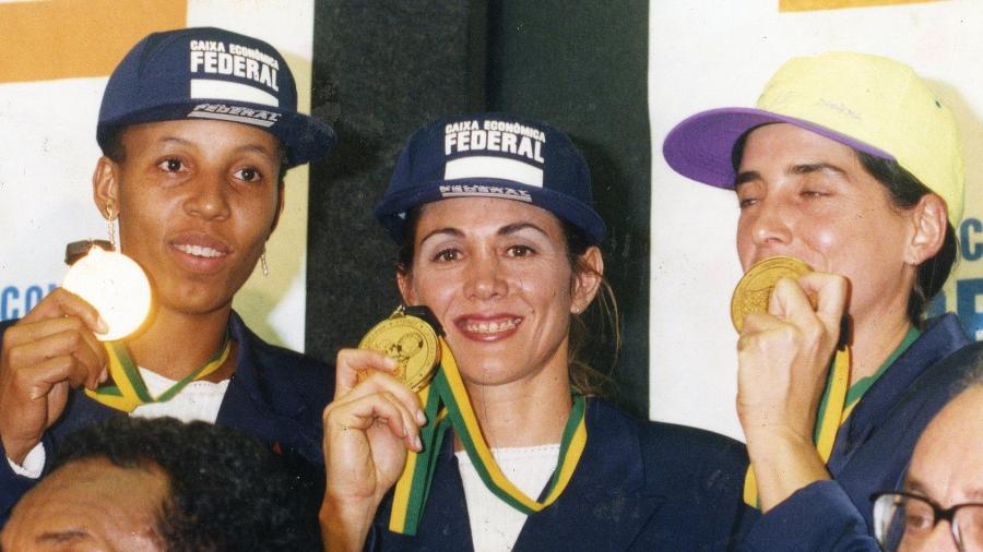 Janteh, Hortência e Paula posam com medalha de outro conquistada no mundial de basquete feminino de 1994