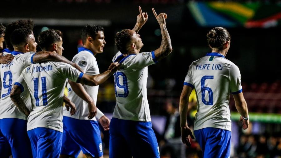 Everton comemora seu gol no jogo Brasil x Bolívia pela Copa América - Lucas Lima/UOL