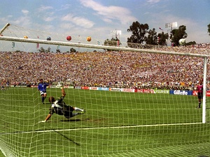 Roberto Baggio falla un penal en la final de la Copa del Mundo de 1994 - Neal Simpson/EMPICS via Getty Images - Neal Simpson/EMPICS via Getty Images