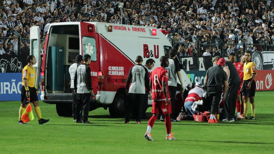 Romário, do Vila Nova, sai de ambulância na partida contra o Operário pela 15ª rodada da Serie B do Campeonato Brasileiro - Joao Vitor Rezende Borba/AGIF