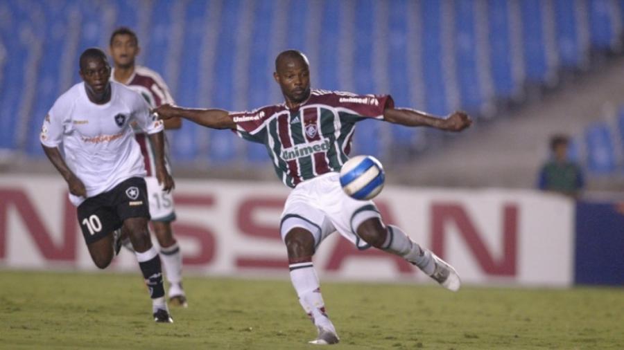 Marcão bate para marcar contra o Botafogo: rival sofreu na mão do t - Gilvan de Souza
