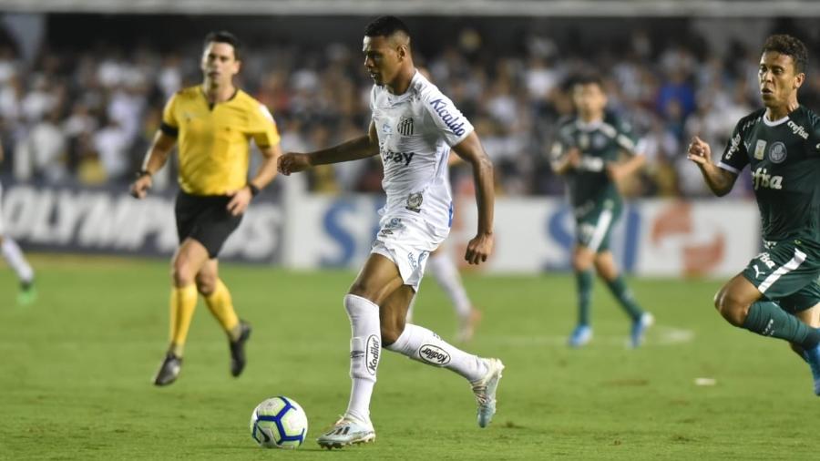 Tailson, do Santos, parte pra cima da defesa do Palmeiras - Ivan Storti/Santos FC