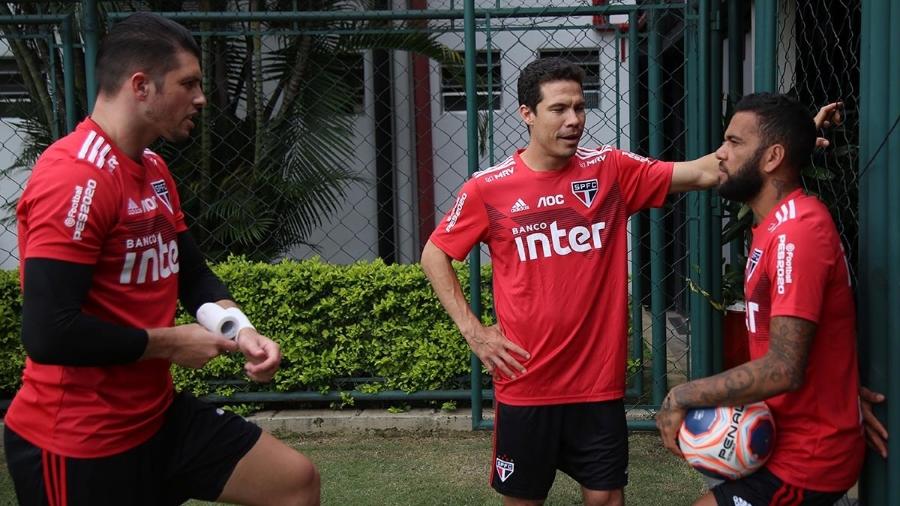 Tiago Volpi, Hernanes e Daniel Alves em treino do São Paulo - Rubens Chiri/saopaulofc.net