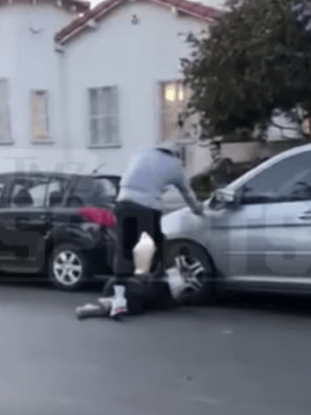 Vídeo mostra o  jogador de basquete J.R. Smith agredindo um homem que teria quebrado o seu carro em Los Angeles - Reprodução/TMZ