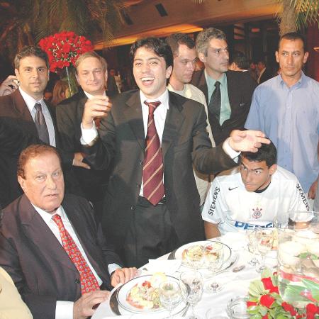 Carlitos Tevez, Kia Joorabchian e Alberto Dualib, na festa de aniversário do Corinthians, em 2004