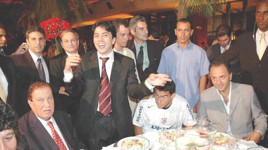 Carlitos Tevez, Kia Joorabchian e Alberto Dualib, na festa de aniversário do Corinthians, em 2004