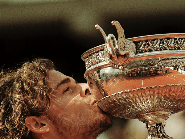 Guga beija o troféu de Roland Garros de 2000