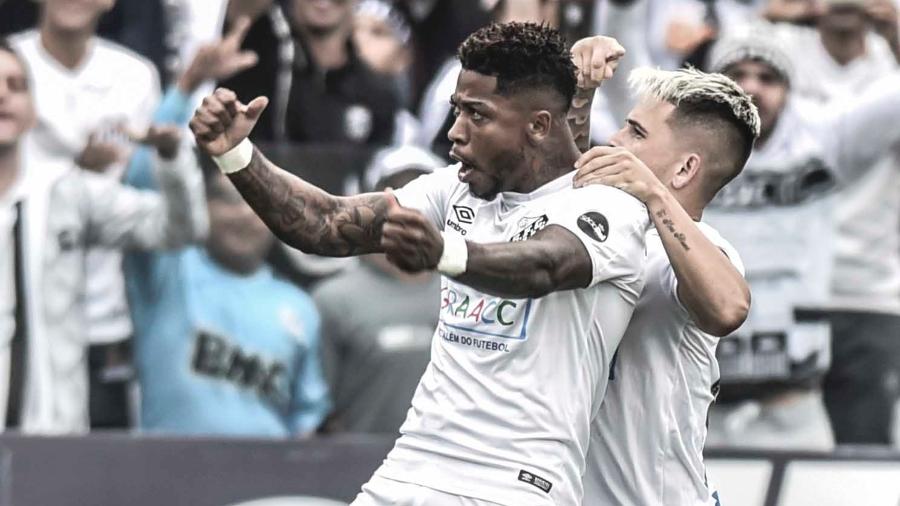 Marinho e Soteldo comemoram gol do Santos na Vila Belmiro - Ivan Storti/Santos FC