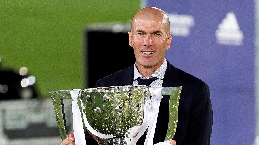 Zidane ergue a taça do Campeonato Espanhol, vencido pelo Real Madrid pela 34ª vez na temporada 2019-20 - Diego Souto/Quality Sport Images/Getty Images
