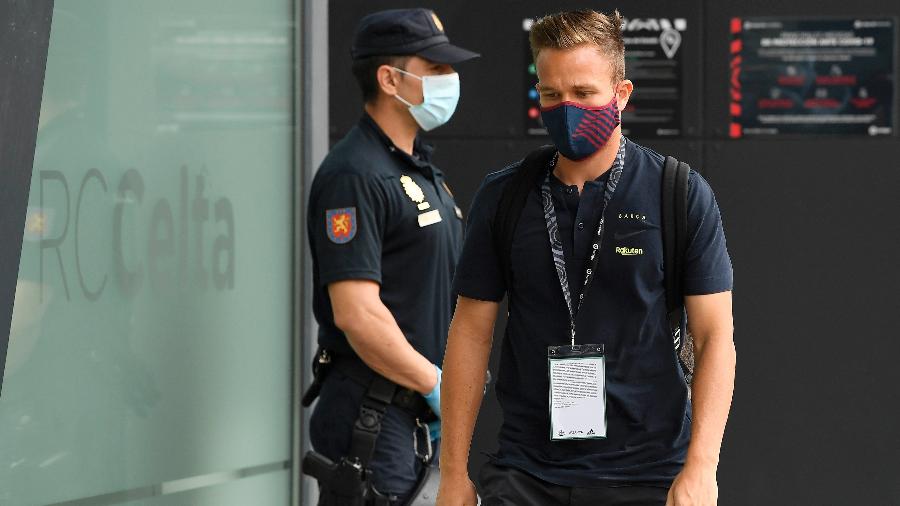 Arthur, meio-campista do Barcelona, caminha com máscara no rosto - Octavio Passos/Getty Images