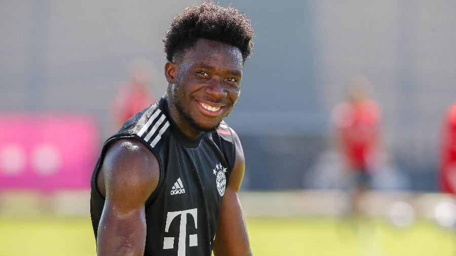 Aos 19 anos, Alphonso Davies é titular e um dos destaques do Bayern de Munique nesta temporada - Alphonso Davies