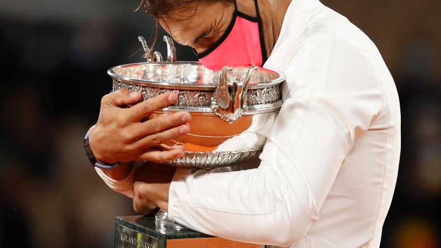 Rafael Nadal com o troféu de Roland Garros 2020 - Reuters