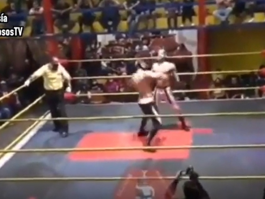 Mexicano leva golpes no peito e morre durante evento de luta livre -  18/10/2020 - UOL Esporte