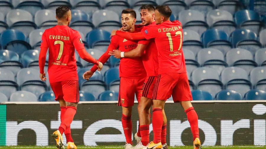 Pizzi comemora o gol de empate do Benfica com os companheiros de equipe - Andrew Milligan / POOL/EFE