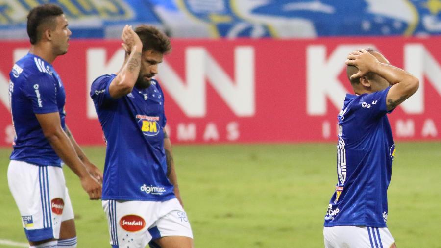 Rafael Sobis e Regis lamentam lance perdido pelo Cruzeiro no jogo com o Confiança - Fernando Moreno/AGIF