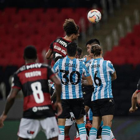 Willian Arão sobe mais que a zaga do Racing para marcar o gol de empate - André Mourão/Foto FC/UOL