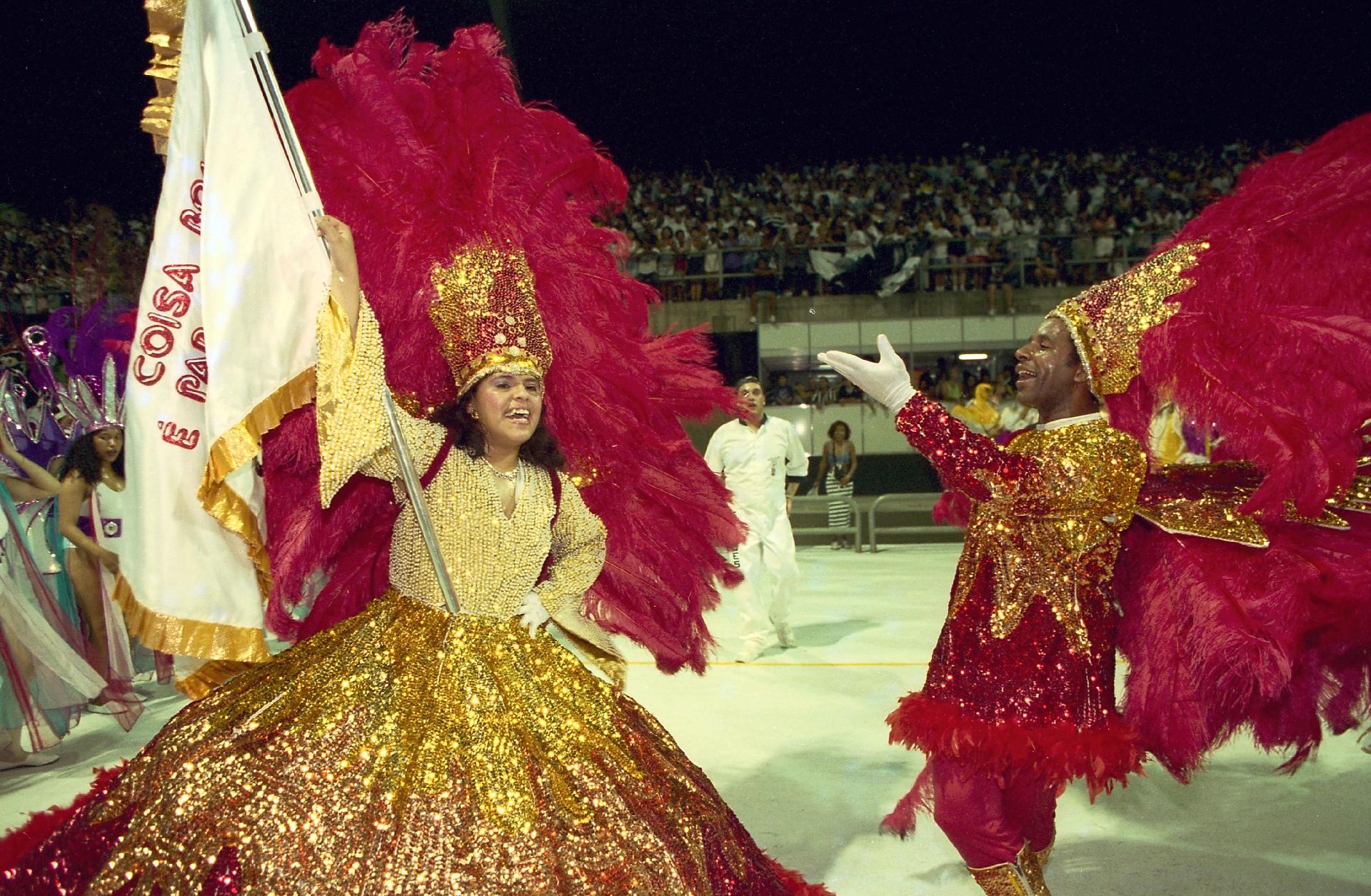 Mestre-sala e porta-bandeira no desfile da escola de samba Gaviões da Fiel, campeã do Carnaval de São Paulo no ano de 1995, com o enredo "Coisa boa é pra sempre", no sambódromo do Anhembi, zona norte da capital paulista - FERNANDO SAMPAIO/ESTADÃO CONTEÚDO