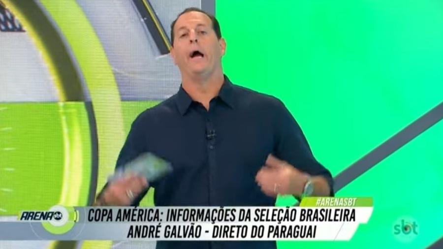 Benjamin Back brinca ao chamar repórter André Galvão no "Arena SBT" - Reprodução/SBT