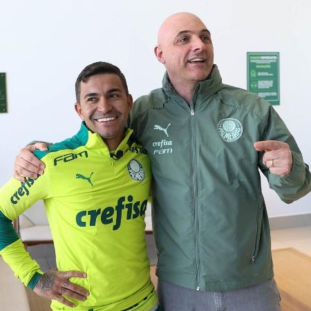 Dudu cumprimenta o presidente Mauricio Galiotte em seu retorno ao Palmeiras