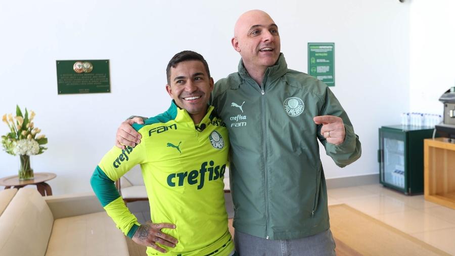 Dudu cumprimenta o presidente Mauricio Galiotte em seu retorno ao Palmeiras - Cesar Greco