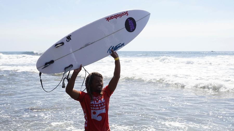 Carlos Muñoz, surfista da Costa Rica - Xinhua/Alexander Pen?a