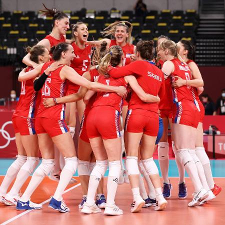 Seleção da Sérvia comemora classificação para as semifinais do vôlei feminino da Tóquio-2020 - Toru Hanai/Getty Images
