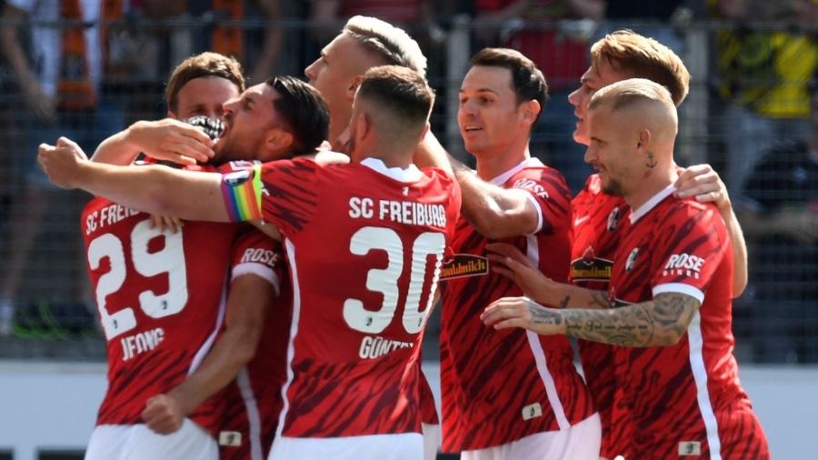 Jogadores do Freiburg comemoram gol sobre Borussia Dortmund no Campeonato Alemão - Thomas KIENZLE / AFP
