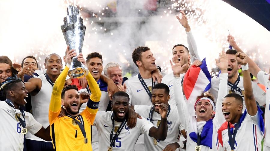 Jogadores da França comemoram o título da Liga das Nações após vitória na final sobre a Espanha - REUTERS/Alberto Lingria