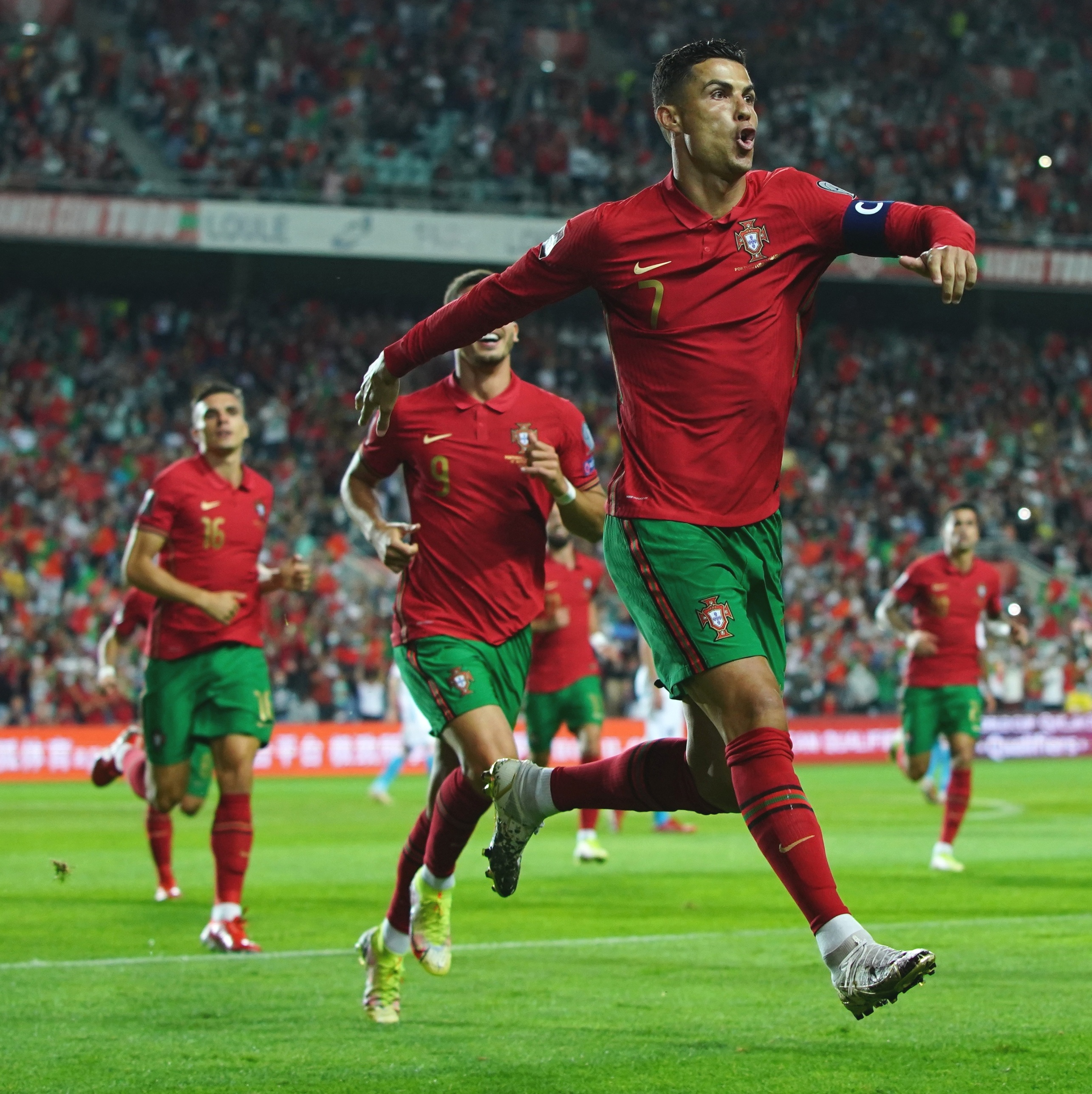 Cristiano Ronaldo tenta bicicleta contra Luxemburgo