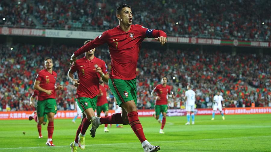 Cristiano Ronaldo comemora um dos gols que marcou sobre Luxemburgo pelas Eliminatórias da Copa - Gualter Fatia/Getty Images