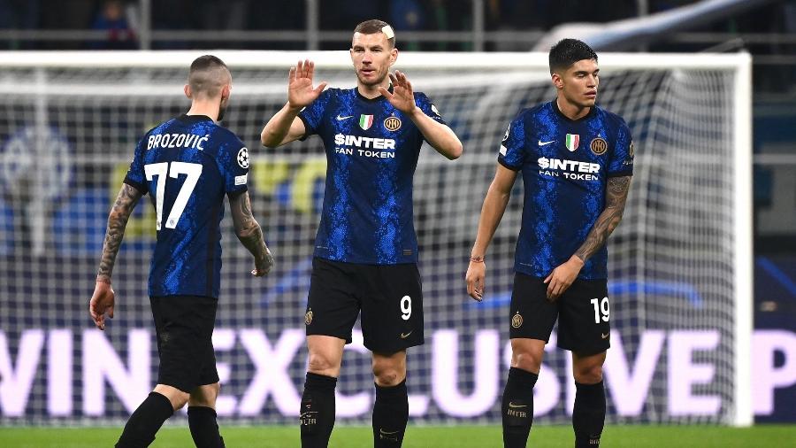 Edin Dzeko comemora vitória da Inter de Milão sobre o Shakhtar Donestsk na Liga dos Campeões - MARCO BERTORELLO/AFP