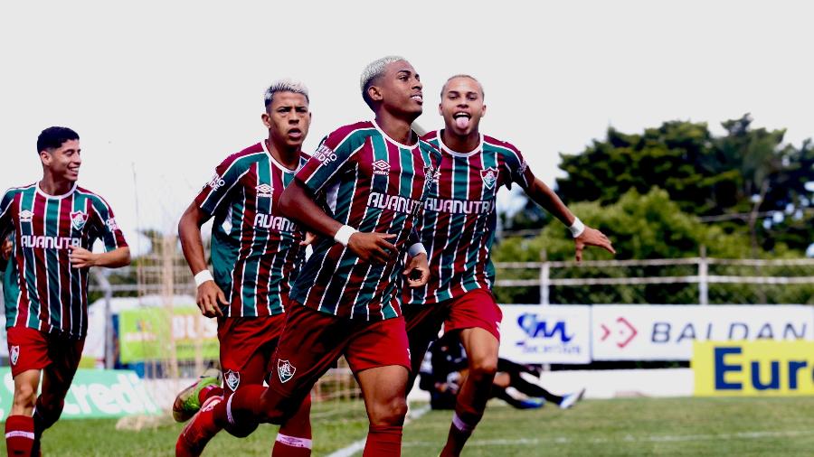 Jogadores do Fluminense comemoram gol marcado por John Kennedy sobre a Ponte Preta na Copinha - MAURICIA DA MATTA/ESTADÃO CONTEÚDO