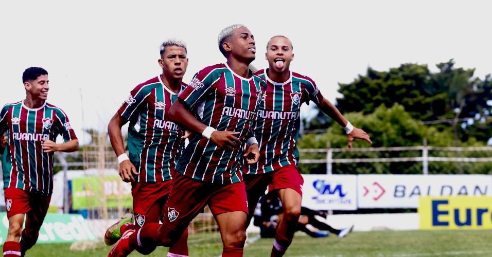 Jogadores do Fluminense comemoram gol marcado por John Kennedy sobre a Ponte Preta na Copinha