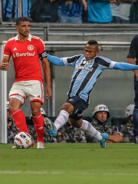 Taison tem contrato com o Inter até abril e interessa ao Cruzeiro - ELTON SILVEIRA/W9 PRESS/ESTADÃO CONTEÚDO