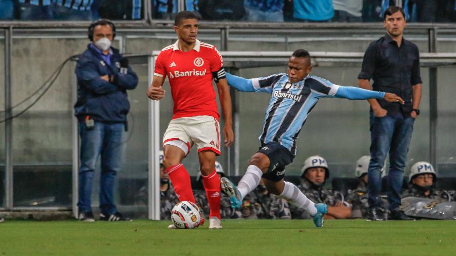 Taison, do Internacional, em partida contra o Grêmio válida pelas semifinais do Campeonato Gaúcho 2022 - ELTON SILVEIRA/W9 PRESS/ESTADÃO CONTEÚDO