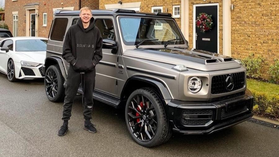 Aaron Ramsdale, do Arsenal, posa com carro comprado na Premier Sports Solutions - Reprodução/Instagram