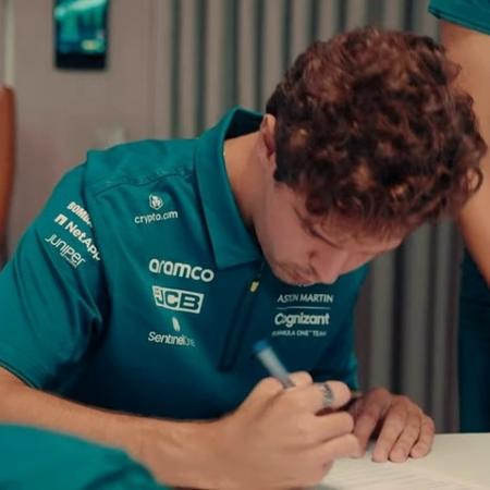 Felipe Drugovich na assinatura do contrato com a Aston Martin  - Reprodução/Aston Martin