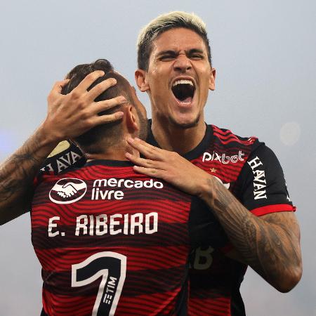 Pedro abraça Éverton Ribeiro em comemoração de gol do Flamengo contra o Corinthians - Buda Mendes/Getty Images