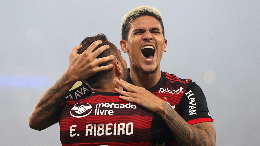 Pedro abraça Éverton Ribeiro em comemoração de gol do Flamengo contra o Corinthians - Buda Mendes/Getty Images