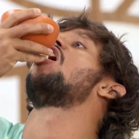 Gustavo Scarpa tomou leite condensado no programa Encontro, da TV Globo - Reprodução/TV Globo