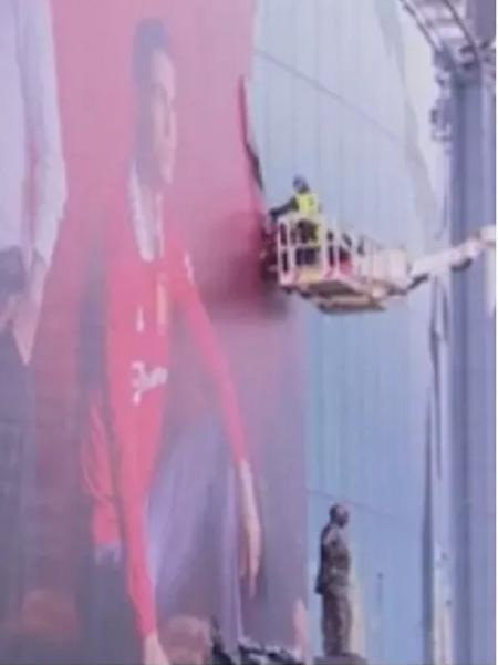 Imagem de Cristiano Ronaldo é removida de mural no Estádio Old Trafford, do Manchester United - Reprodução - Montagem