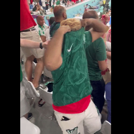 Torcedor "saudita" muda de time durante partida da Copa do Mundo do Qatar - Reprodução/Twitter