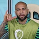 Daniel Alves será capitão da seleção, que vai com reservas contra Camarões