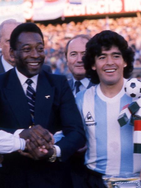 Pelé e Maradona durante amistoso entre Itália e Argentina em 1990 - Alessandro Sabattini/Getty Images