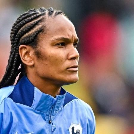 Wendie Renard, zagueira da seleção francesa, deve enfrentar o Brasil nas Olimpíadas de Paris-2024