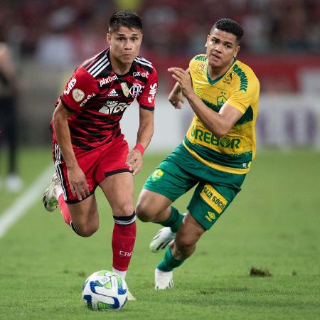 Luiz Araújo e Rikelme durante jogo entre Cuiabá e Flamengo pelo Campeonato Brasileiro