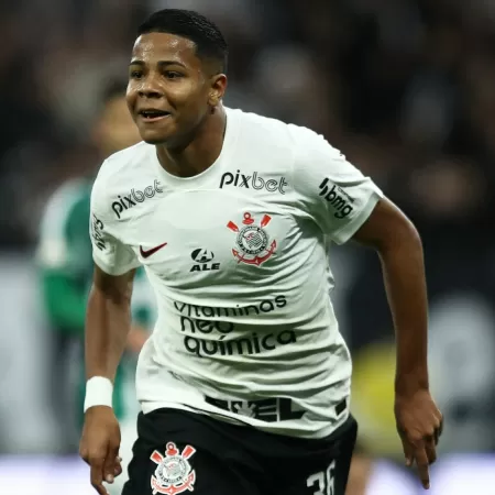 Jovem Wesley pede para Corinthians 'levantar a cabeça' e crê em vitória  contra o Flamengo