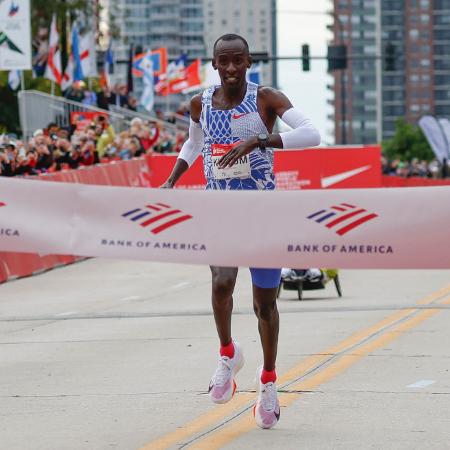 Queniano Kelvin Kiptum vence prova em Chicago e crava o novo recorde mundial na maratona - KAMIL KRZACZYNSKI/AFP