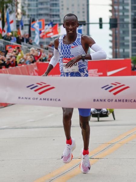 Kelvin Kiptum vence prova em Chicago e crava o novo recorde mundial na maratona