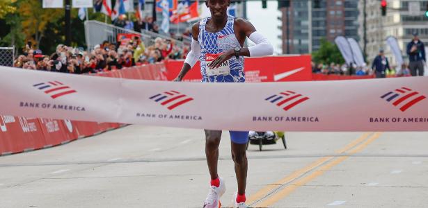 Queniano Kelvin Kiptum pode se tornar o primeiro homem a correr uma maratona abaixo de 2 horas